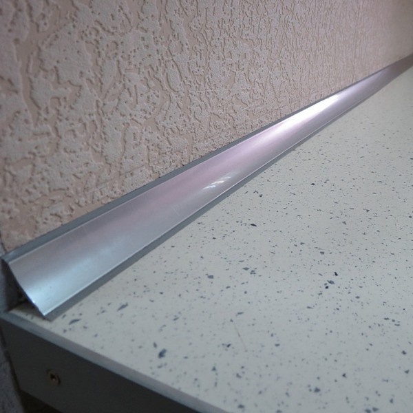 Алюминиевый плинтус для столешницы кухни - 95 фото